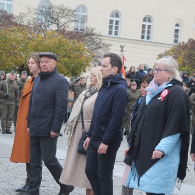 Delegacja Nowej Lewicy składa wiązanki kwiatów