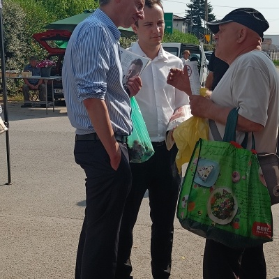 Warka - spotkania i rozmowy parlamentarzystów w Warce /na targowisku/